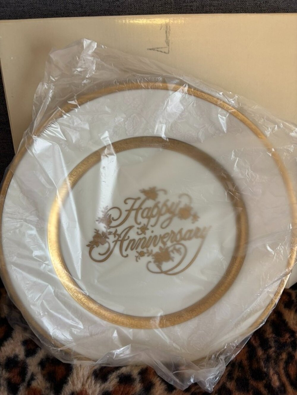 NIB! Mikasa White w/ Gold Leaf "HAPPY ANNIVERSARY" China Plate ~11"